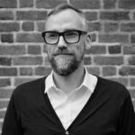 Zweimaliges Hörerlebnis in der Stadtbibliothek: Dr. Björn Johannsen präsentiert „Ein Überlebender aus Warschau“