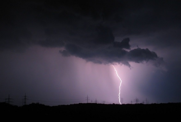 Unwetter und ihre Risiken: Nach Blitzeinschlag ist in Himmelstadt ein Dachstuhl in Brand geraten