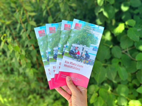 Druckfrisch eingetroffen: Die neue Camping-Broschüre für den Landkreis Kitzingen ist da