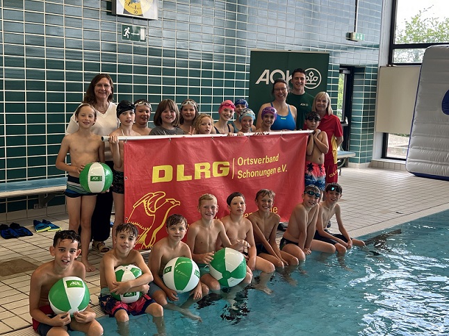 DLRG und AOK-Direktion Schweinfurt feiern erfolgreiche Aktion „Sichere Schwimmer“ in Schonungen mit Schwimmabzeichen-Übergabe