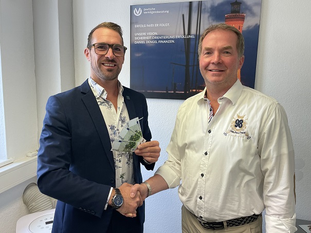 Für ein besseres Leben: DVAG-Vermögensberater Daniel Dengel spendet 300 Euro für Thomas Weigand