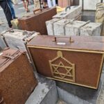 Der „DenkOrt Deportationen“ in Würzburg wurde um Gepäckstücke aus dem Landkreis Rhön-Grabfeld bereichert