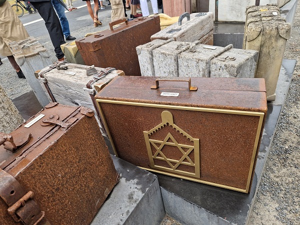 Der „DenkOrt Deportationen“ in Würzburg wurde um Gepäckstücke aus dem Landkreis Rhön-Grabfeld bereichert