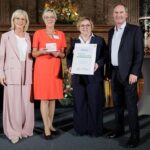 Ulrike Scharf und Hubert Aiwanger zeichnen die 20 familienfreundlichsten Unternehmen Bayerns aus, darunter zwei Firmen aus Mainfranken