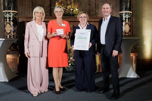 Ulrike Scharf und Hubert Aiwanger zeichnen die 20 familienfreundlichsten Unternehmen Bayerns aus, darunter zwei Firmen aus Mainfranken