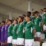 Da ist das Ding: Der FC Schweinfurt 05 präsentiert sein Mannschaftsfoto mit dem Kader für die kommende Saison