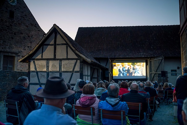 Ganz großes FreiLandKino unter freiem Himmel im Fränkischen Freilandmuseum Fladungen