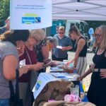 Fairtrade als Lebensgefühl: Gut besuchter Informationsstand mit Schokolade zum Probieren