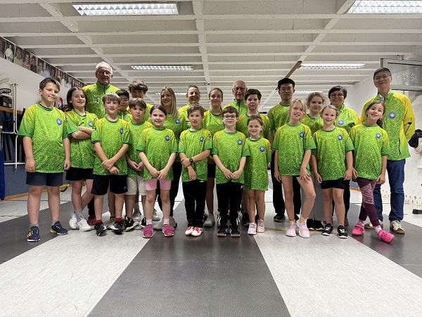 TG-Fechtnachwuchs bestehen Fecht-Turnierprüfung in Mosbach und freut sich über wunderschöne neue Trikots