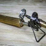 Feuerwehr verhindert Schlimmeres, Polizei appelliert: Bei 30 Grad und Trockenheit ist das Entfernen von Unkraut mit einem Gasbrenner keine gute Idee