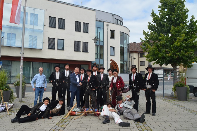 Spontaner Besuch im Marktheidenfelder Rathaus: 14 Gesellinnen und Gesellen schauen bei Bürgermeister Thomas Stamm vorbei