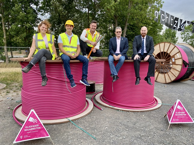 Spatenstich für den Glasfaser-Ausbau im Innenstadtgebiet von Bad Königshofen