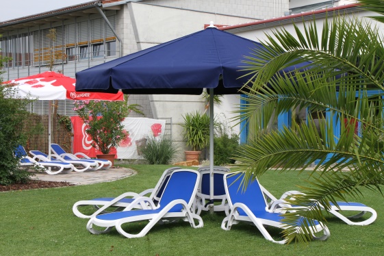 Das Hallenbad Gochsheim meldet verlängerte Öffnungszeiten in den Sommerferien, bietet eine Liegewiese und ein Frühstücksbuffet