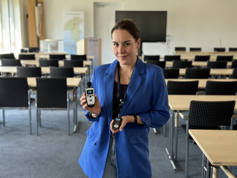 Neue Angebote für mehr Barrierefreiheit im Landratsamt Würzburg: Mobile Höranlage und Euro-WC-Schlüssel