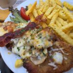 Essen wie Gott in Franken: Schnitzel zum Schlemmern und der Chickenburger zu Kundmüller-Bieren im Gasthaus Glückstein