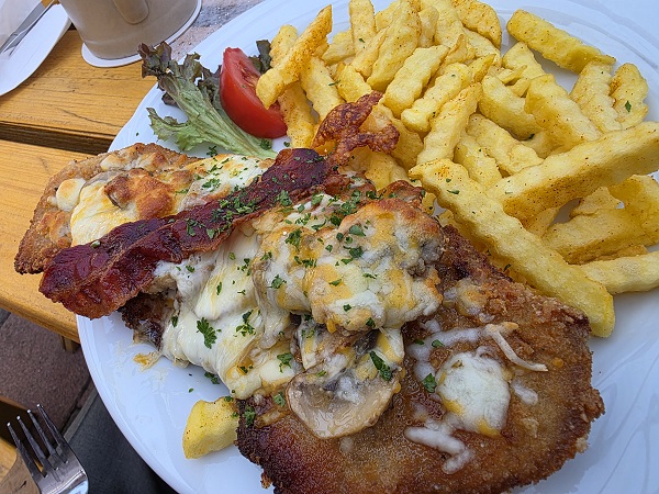 Essen wie Gott in Franken: Schnitzel zum Schlemmern und der Chickenburger zu Kundmüller-Bieren im Gasthaus Glückstein
