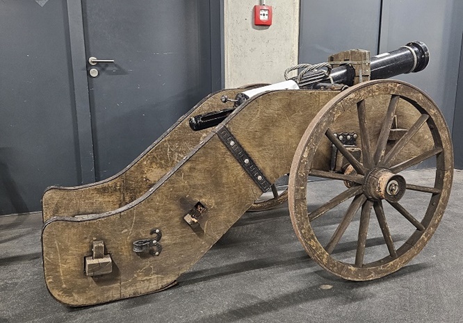 Kann man schon mal über die Alte Mainbrücke schieben: Besitzer von einer historischen Kanone gesucht