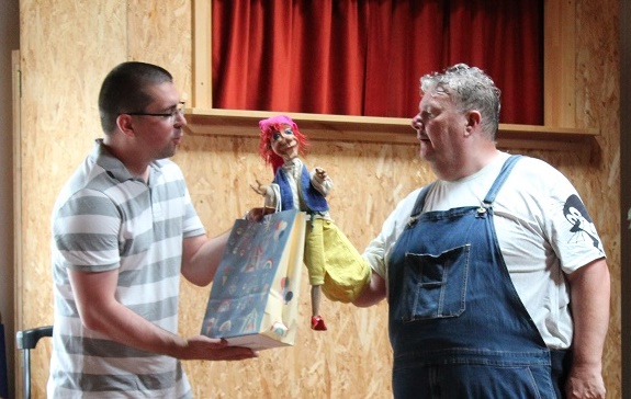 Zeit, Fantasie und Herz durch eine Kasperle-Aufführung: Wenn Eltern Theaterträume schenken