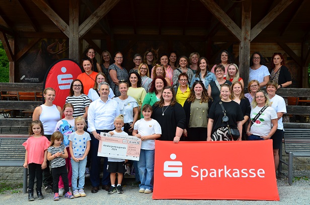 Förderung für die Kleinsten: Die Sparkasse Schweinfurt-Haßberge spendet 26.000 Euro an 52 Kindergärten