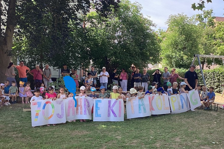 Kinder, Mitarbeitende und Elternbeirat luden in die Kita Kolpingstraße ein, die ihren 70. Geburtstag feierte