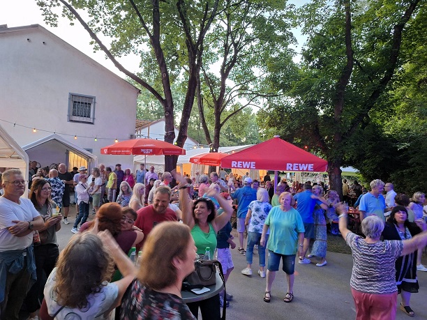 Von rockig bis traditionell: Die Klingenbrunner Kirchweih startete am Samstag