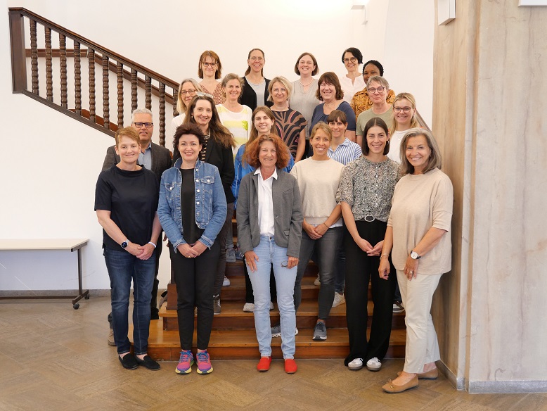 Für einen erfolgreichen Bildungsstart: Erzieherinnen und Grundschullehrerinnen stärken ihre Kompetenzen im Elternkontakt