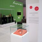 Glaube, Hoffnung und ein Liebesbeweis: „Uhrenkette mit Taschenuhr“ bis 9. November zu Gast im Museum am Dom