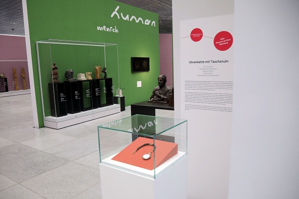 Glaube, Hoffnung und ein Liebesbeweis: „Uhrenkette mit Taschenuhr“ bis 9. November zu Gast im Museum am Dom