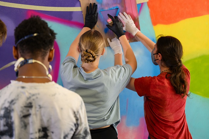 Bunte Wände für Vielfalt 2025: Die Lindleinsmühle zeigt Farbe