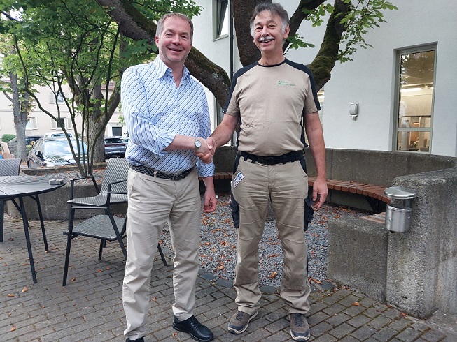 Geldspende für Thomas Weigand von der Schreinerei Meinhard Schmitt