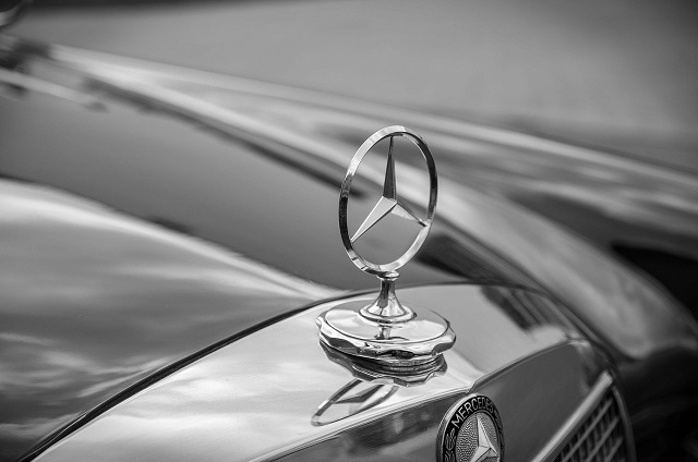 Silberner Mercedes gefährdete Verkehrsteilnehmer: 22-Jähriger überholt an einer unübersichtlichen Stelle und kommt dann von der Fahrbahn ab