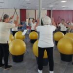 Die Seniorensportgruppe „Die Montagshüpfer“ helfen mit rhythmischen Bewegungen für Fitness auch im Alter