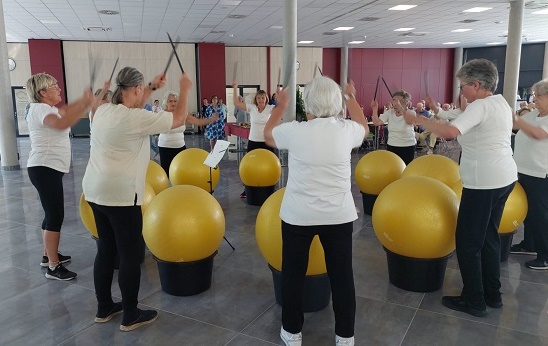 Die Seniorensportgruppe „Die Montagshüpfer“ helfen mit rhythmischen Bewegungen für Fitness auch im Alter