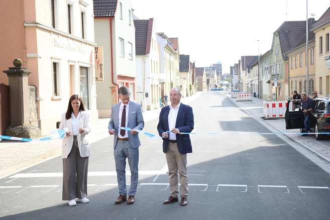 Oberndorf hat gebaut und gewonnen – und nun ist die Hauptstraße endlich wieder frei und ein Vorplatz neu gestaltet