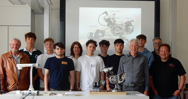 Abschluss des Projektseminars Physik vom Celtis Gymnasium zur Funktion von Verbrennungsmotoren