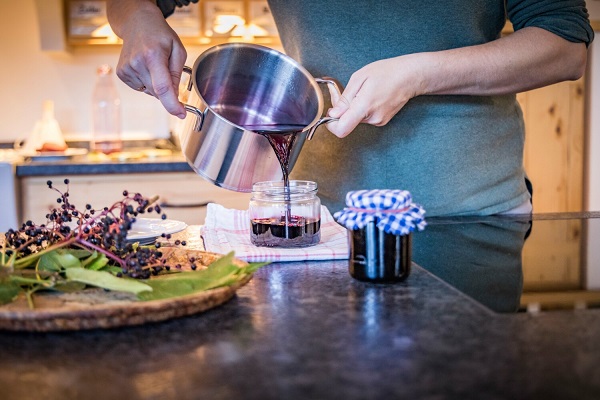 Blaues Superfood und traditionelles Handwerk: Hinter die Kulissen im kulinarischen Herbst