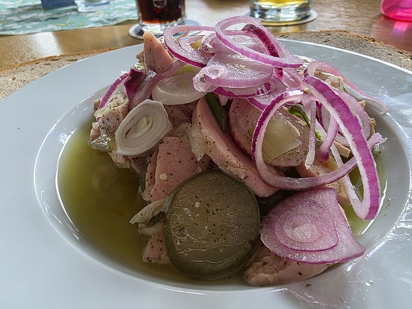 Fahr mal hin und kehr mal ein: Wurstsalat, Jäger- und Paprikaschnitzel in der Radlrast