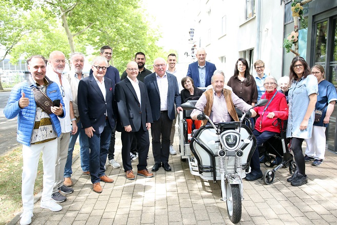 Sponsoren ermöglichen Senioren innerstädtische Ausflüge: Eine elektrische Rikscha für das Haus an den Mönchskutten
