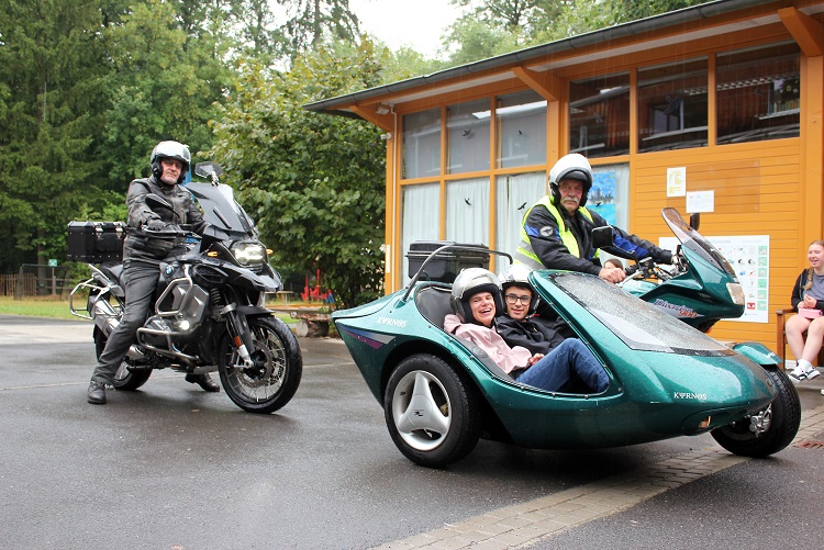 Im Sozius von Schonungen nach Hausen und zurück: Lebenshilfe-Vorstand lädt Schüler mit Behinderung zu Motorradausfahrt ein