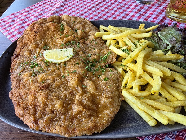 Fahr mal hin und kehr mal ein: Die Riesenschnitzel in Sennfeld in der Waldsport-Gaststätte