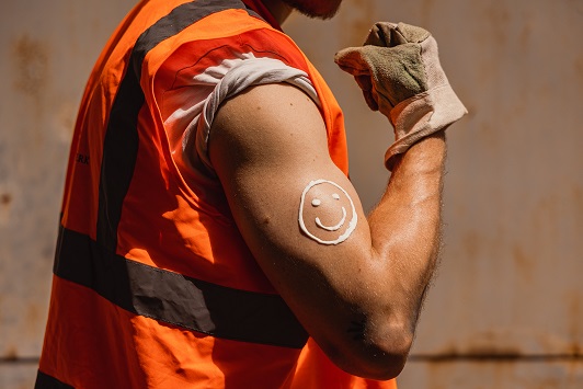 Flatrates für die „Sommer-Faustregel“: Alle 15 Minuten ein Glas Wasser, alle 2 Stunden eincremen