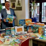 Von Erstlesebüchern über Sachbücher bis Romane: Michael Schopf spendet der Stadtbibliothek Volkach 500 Euro für neue Bücher