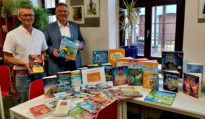 Von Erstlesebüchern über Sachbücher bis Romane: Michael Schopf spendet der Stadtbibliothek Volkach 500 Euro für neue Bücher