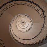 Schwere Stürze: 53-jähriger Mann fällt acht Meter durch Treppenhausgeländer, Zeuge hört Hilferufe eines Motorradfahrers