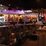 Sei vorsichtig, wenn Du am Tresen stehst und Dich jemand umarmen will und anrempelt…