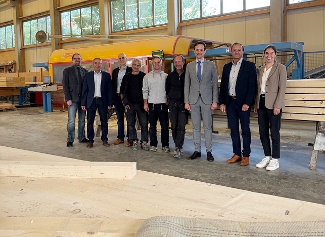 Viele Herausforderungen für den Mittelstand: Landrat Töpper zu Besuch bei der Zimmerei Poppenhausen