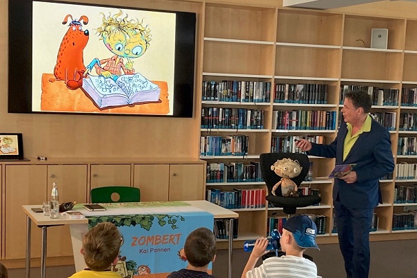 Zombie Zombert: Lesung mit Kai Pannen begeistert Kinder in der Stadtbibliothek Marktheidenfeld