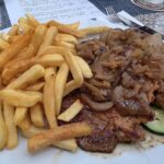 Essen wie Gott in Franken: Die Zwiebelsteaks mit Pommes und Salat im Alban-Park