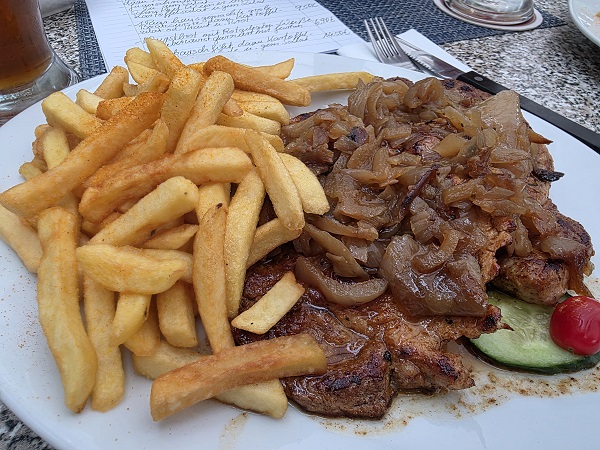 Essen wie Gott in Franken: Die Zwiebelsteaks mit Pommes und Salat im Alban-Park