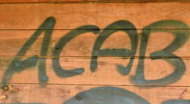 Wer hat das Vereinsheim der Giebelstadter Schützen mit Graffiti beschmiert und mag keine Polizei?